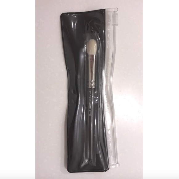 MAC COSMETICS BRUSH 117SH BN IN SLEEVE. NATURAL